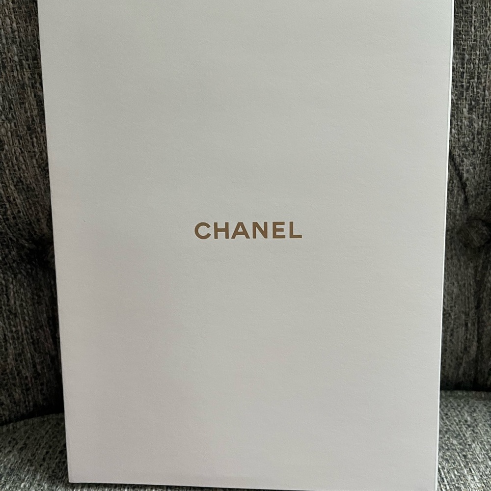 CHANEL Black hardcover coffee table book White soft  book. 10 friendship cards - Picture 7 of 16